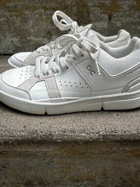 NWOT Womens 5.5 On The Roger Clubhouse Shoe White Athletic Shoes